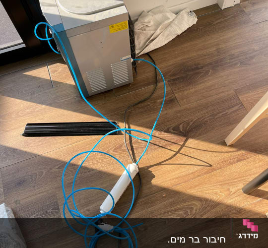 מכשיר עם צינור כחול ומסנן על רצפה